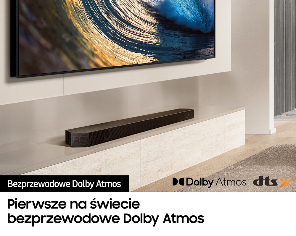 Soundbar Samsung HW-Q930D/EN czarny widok na soundbar stojący na szafce pod telewizorem pod skosem